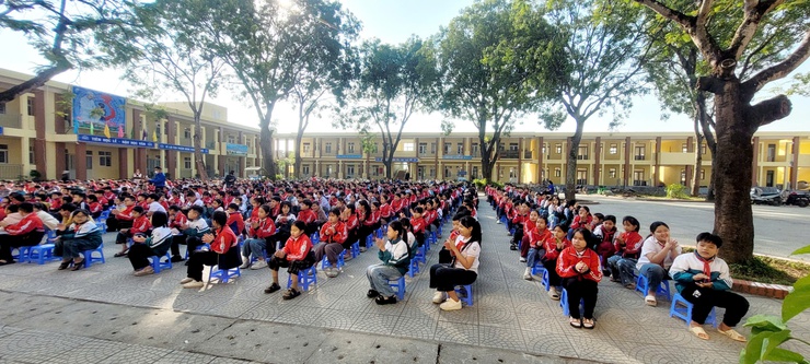 Trường tiểu học Liên Bạt tổ chức Ngày hội “Đổi rác lấy cây xanh” lan tỏa thông điệp sống xanh- Ảnh 1.