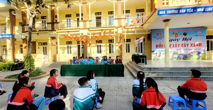 Trường tiểu học Liên Bạt tổ chức Ngày hội “Đổi rác lấy cây xanh” lan tỏa thông điệp sống xanh- Ảnh 8.