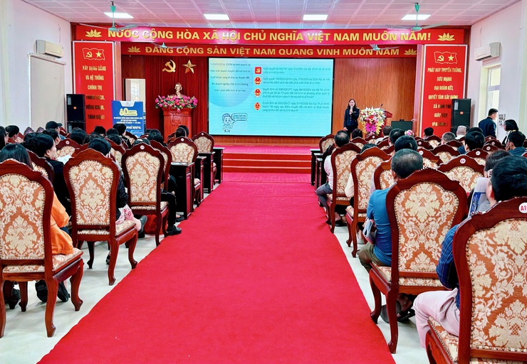 Trên 200 hộ kinh doanh xã Nam Phù được “cầm tay chỉ việc” khi chuyển đổi từ thuế khoán sang kê khai- Ảnh 1.