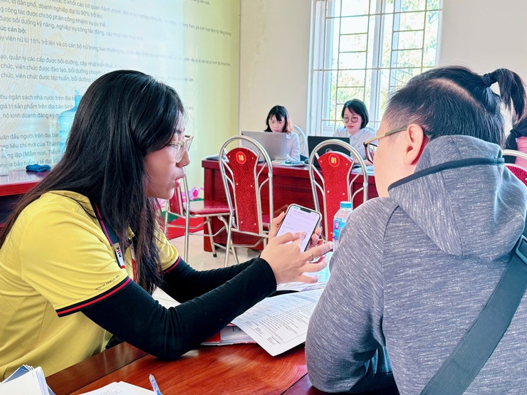 Trên 200 hộ kinh doanh xã Nam Phù được “cầm tay chỉ việc” khi chuyển đổi từ thuế khoán sang kê khai- Ảnh 19.