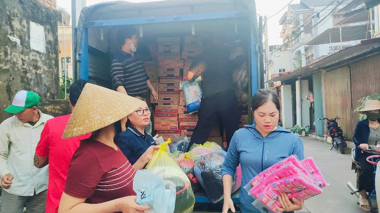 Xã Quang Minh: Hơn 300 triệu đồng cùng hàng chục tấn hàng hóa ủng hộ đồng bào vùng lũ- Ảnh 2.