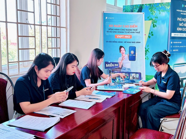 Trên 200 hộ kinh doanh xã Nam Phù được “cầm tay chỉ việc” khi chuyển đổi từ thuế khoán sang kê khai- Ảnh 12.