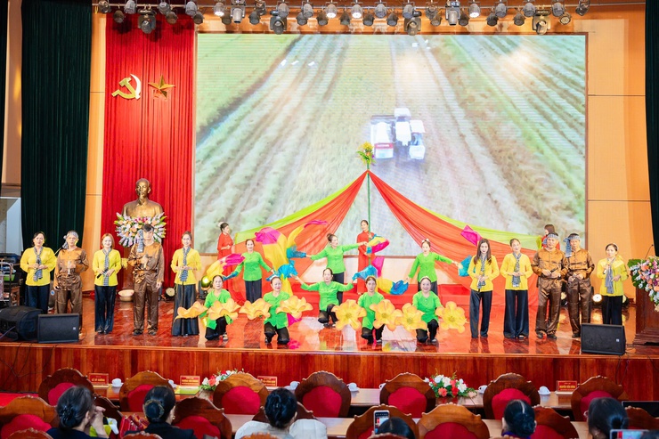 Chương trình văn nghệ chào mừng thành công Đại hội đại biểu Hội Nông dân thành phố Hà Nội lần thứ XI tại xã Quang Minh- Ảnh 2.