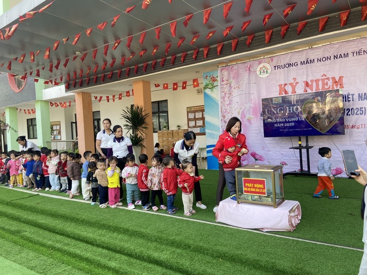 NGÀNH GIÁO DỤC XÃ PHÚ XUYÊN HƯỚNG VỀ 
MIỀN TRUNG – TÂY NGUYÊN BỊ ẢNH HƯỞNG MƯA LŨ
- Ảnh 14.
