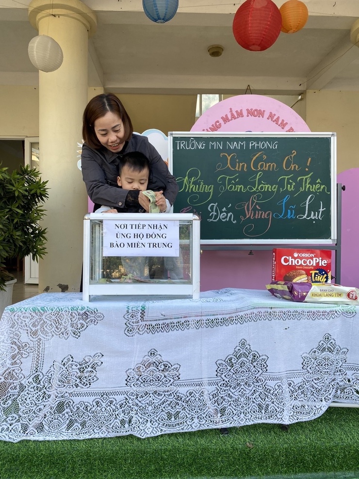 NGÀNH GIÁO DỤC XÃ PHÚ XUYÊN HƯỚNG VỀ 
MIỀN TRUNG – TÂY NGUYÊN BỊ ẢNH HƯỞNG MƯA LŨ
- Ảnh 10.