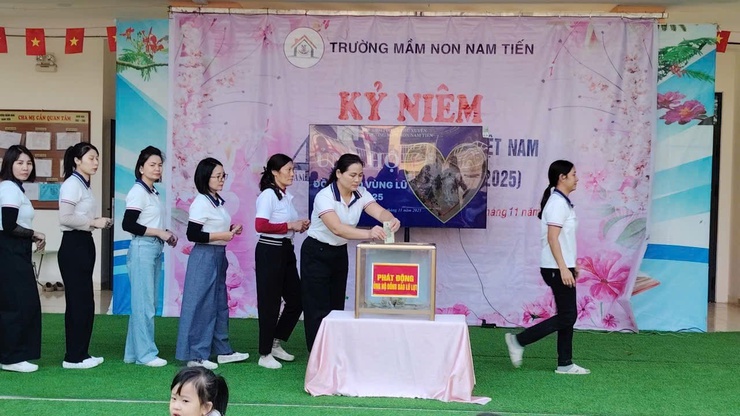 NGÀNH GIÁO DỤC XÃ PHÚ XUYÊN HƯỚNG VỀ 
MIỀN TRUNG – TÂY NGUYÊN BỊ ẢNH HƯỞNG MƯA LŨ
- Ảnh 12.