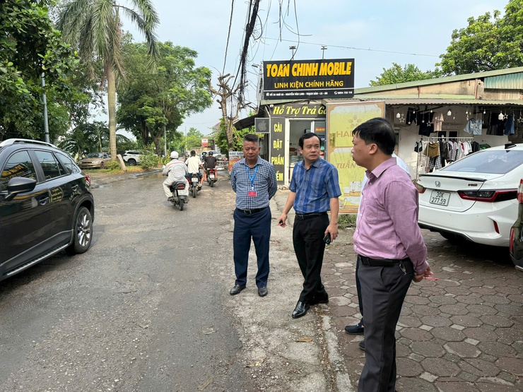 Ban Kinh tế – Ngân sách HĐND phường Long Biên khảo sát thực tế công tác đảm bảo an toàn giao thông trên địa bàn phường - Ảnh 1.