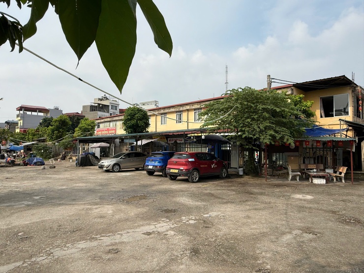 Ban Kinh tế – Ngân sách HĐND phường Long Biên khảo sát thực tế công tác đảm bảo an toàn giao thông trên địa bàn phường - Ảnh 2.