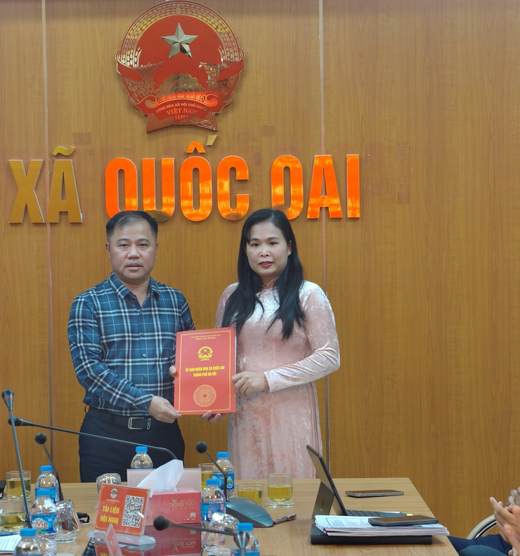 Quốc Oai trao quyết định Trưởng phòng văn hoá xã hội- Ảnh 2.