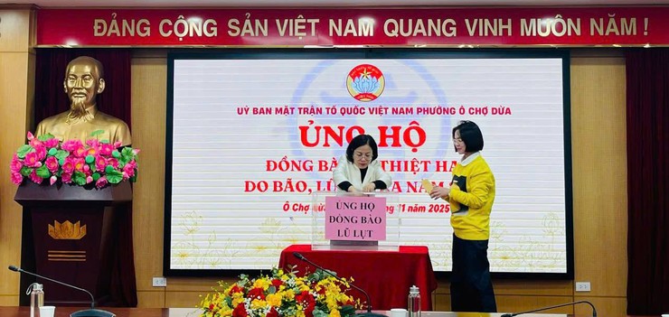 UB MTTQ Việt Nam Phường Ô Chợ Dừa phát động ủng hộ đồng bào bị ảnh hưởng bởi mưa lũ.- Ảnh 1.