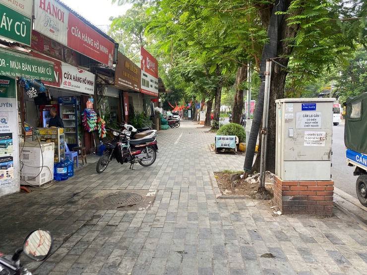 Công an phường Tây Hồ tuyên truyền không lấn chiếm lòng đường, vỉa hè- Ảnh 1.