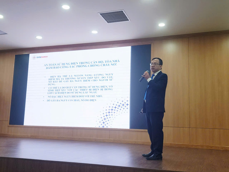 TUYÊN TRUYỀN SỬ DỤNG ĐIỆN AN TOÀN, TIẾT KIỆM VÀ HIỆU QUẢ: UBND PHƯỜNG CẦU GIẤY HÀNH ĐỘNG VÌ MÔI TRƯỜNG VÀ CỘNG ĐỒNG- Ảnh 4.