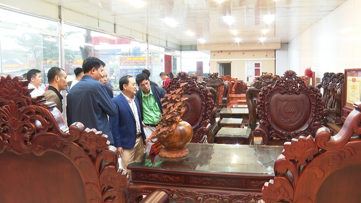 Mộc cao cấp Vạn Điểm: Nơi hồn Việt tỏa sáng qua từng đường nét chạm.- Ảnh 6.