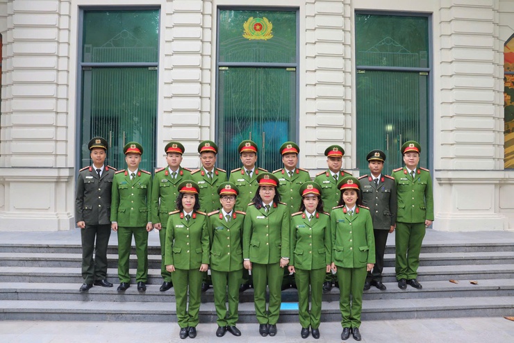 Công an xã Hồng Vân tổ chức tham quan, tìm hiểu truyền thống tại bảo tàng Công an Hà Nội- Ảnh 3.