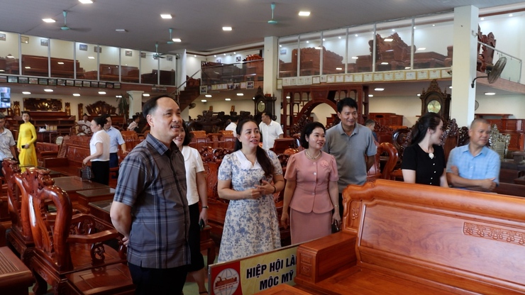 Mộc cao cấp Vạn Điểm: Nơi hồn Việt tỏa sáng qua từng đường nét chạm.- Ảnh 2.