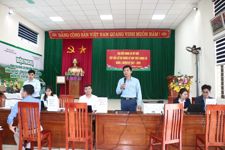 Tiếp nhận trên 60 bộ hồ sơ tại mô hình dịch vụ công lưu động thôn Đồi Dùng, xã Mỹ Đức- Ảnh 1.