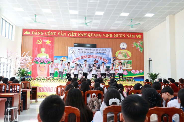 Trường THCS Liên Bạt tổ chức chương trình giao lưu văn hóa, văn nghệ “Tiếp lửa truyền thống anh hùng” gây quỹ hỗ trợ trẻ em khuyết tật- Ảnh 3.