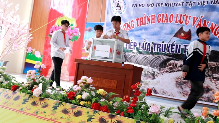 Trường THCS Liên Bạt tổ chức chương trình giao lưu văn hóa, văn nghệ “Tiếp lửa truyền thống anh hùng” gây quỹ hỗ trợ trẻ em khuyết tật- Ảnh 8.