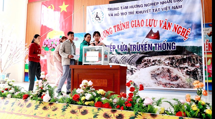 Trường THCS Liên Bạt tổ chức chương trình giao lưu văn hóa, văn nghệ “Tiếp lửa truyền thống anh hùng” gây quỹ hỗ trợ trẻ em khuyết tật- Ảnh 7.