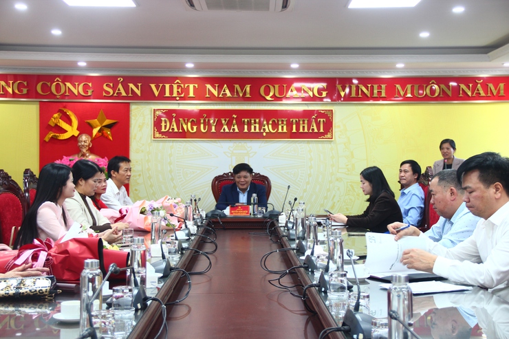 Đảng ủy xã Thạch Thất trao quyết định nghỉ hưu hưởng chế độ bảo hiểm xã hội cho cán bộ, giáo viên trên địa bàn- Ảnh 1.