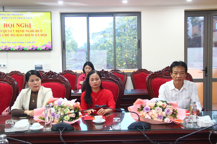 Đảng ủy xã Thạch Thất trao quyết định nghỉ hưu hưởng chế độ bảo hiểm xã hội cho cán bộ, giáo viên trên địa bàn- Ảnh 5.