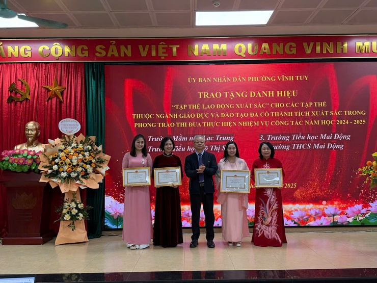 Phường Vĩnh Tuy phát động phong trào thi đua Dạy tốt-Học tốt nhân Kỷ niệm 43 năm Ngày Nhà giáo Việt Nam, trao tặng Bằng khen Thành phố cho tập thể có thành tích xuất sắc và khen thưởng các tập thể, cá nhân có thành tích trong Ngành GDĐT- Ảnh 4.