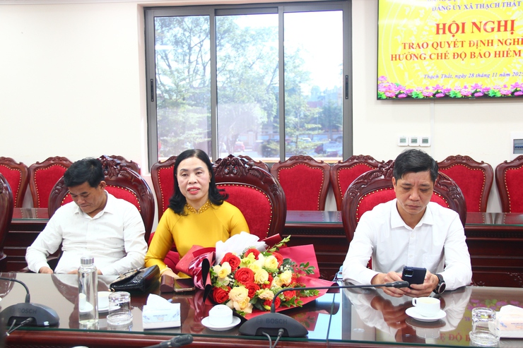 Đảng ủy xã Thạch Thất trao quyết định nghỉ hưu hưởng chế độ bảo hiểm xã hội cho cán bộ, giáo viên trên địa bàn- Ảnh 6.