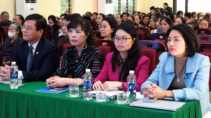 HỘI LHPN XÃ DÂN HÒA PHỐI HỢP UBND XÃ TỔ CHỨC HỘI NGHỊ TUYÊN TRUYỀN, PHỔ BIẾN PHÁP LUẬT VỀ HÔN NHÂN GIA ĐÌNH, BÌNH ĐẲNG GIỚI VÀ PHÒNG, CHỐNG BẠO LỰC GIA ĐÌNH- Ảnh 3.