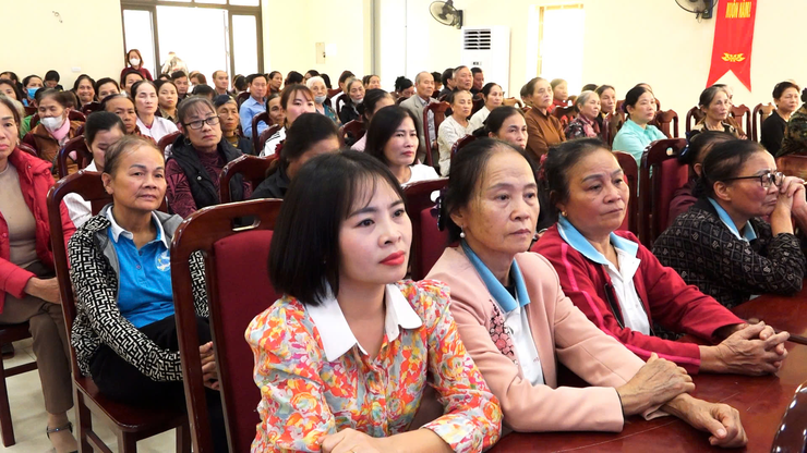 HỘI LHPN XÃ DÂN HÒA PHỐI HỢP UBND XÃ TỔ CHỨC HỘI NGHỊ TUYÊN TRUYỀN, PHỔ BIẾN PHÁP LUẬT VỀ HÔN NHÂN GIA ĐÌNH, BÌNH ĐẲNG GIỚI VÀ PHÒNG, CHỐNG BẠO LỰC GIA ĐÌNH- Ảnh 4.