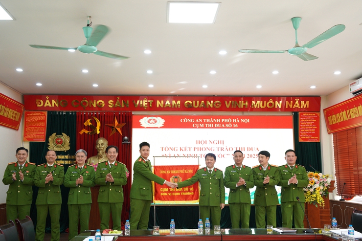 Cụm thi đua số 16 – Công an Thành phố Hà Nội tổng kết phong trào thi đua “Vì an ninh Tổ quốc” năm 2025- Ảnh 3.