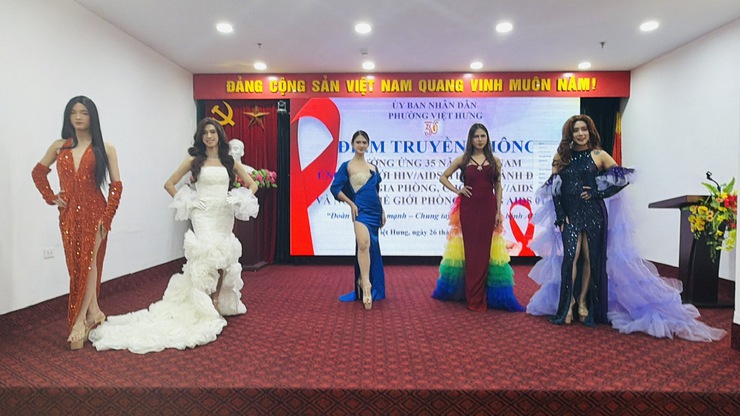 Phường Việt Hưng tổ chức điểm truyền thông hưởng ứng 35 năm Việt Nam ứng phó với HIV/AIDS
- Ảnh 4.