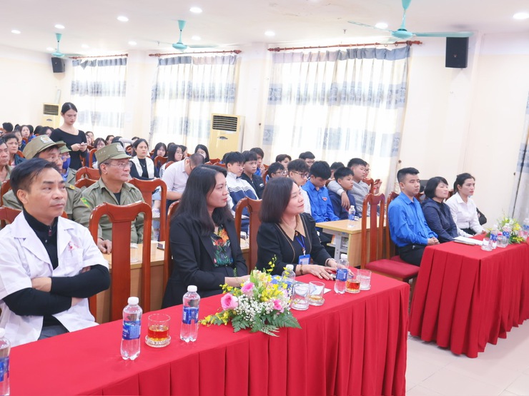 Phường Việt Hưng tổ chức điểm truyền thông hưởng ứng 35 năm Việt Nam ứng phó với HIV/AIDS
- Ảnh 2.