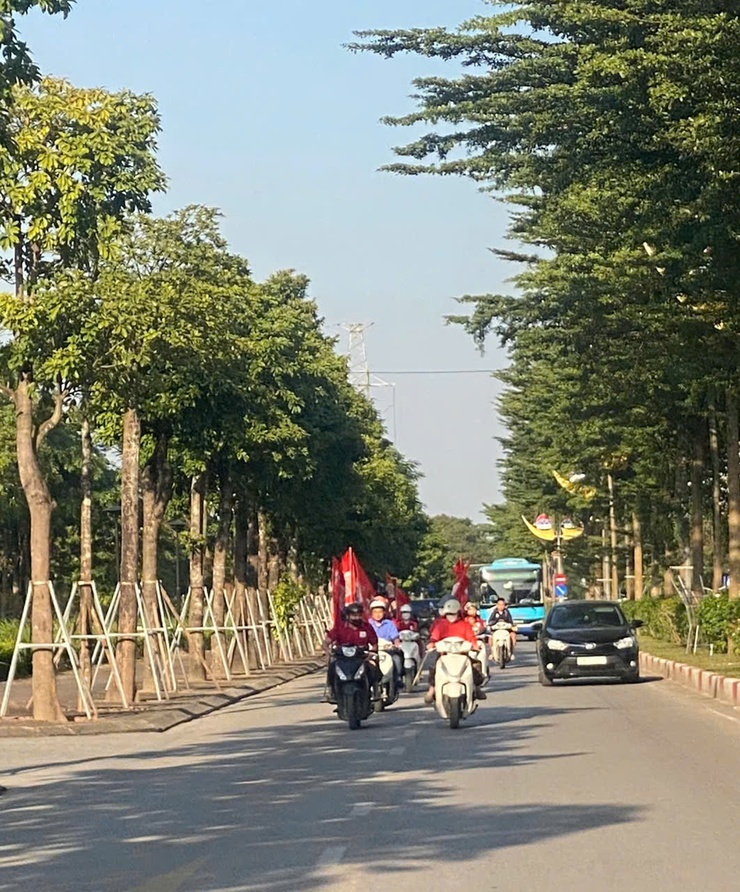 Phường Việt Hưng tổ chức điểm truyền thông hưởng ứng 35 năm Việt Nam ứng phó với HIV/AIDS
- Ảnh 7.