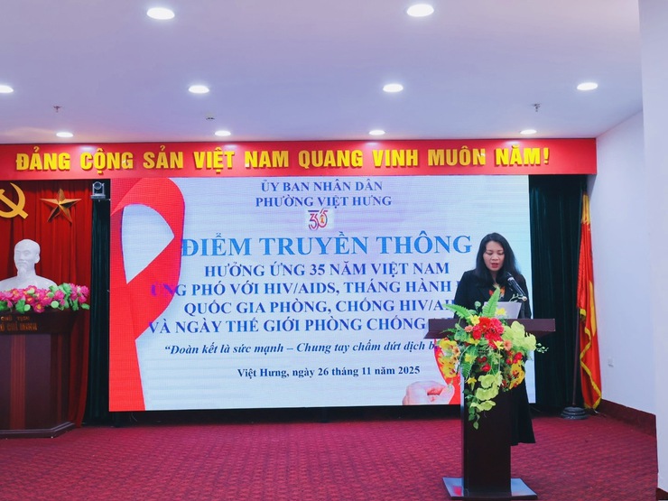 Phường Việt Hưng tổ chức điểm truyền thông hưởng ứng 35 năm Việt Nam ứng phó với HIV/AIDS
- Ảnh 1.