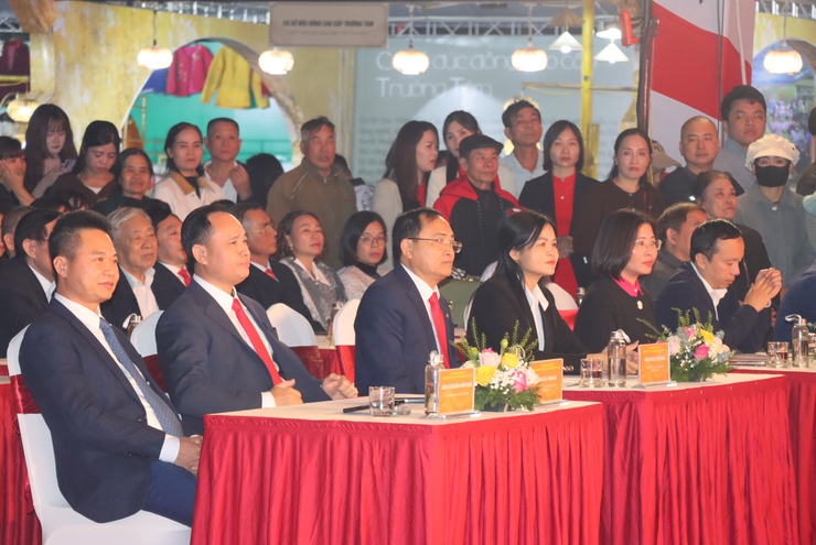 Xã Phú Xuyên: Ấn tượng, đặc sắc Khai mạc Lễ hội vinh danh làng nghề và tuần văn hoá - du lịch, thương mại làng nghề năm 2025- Ảnh 4.