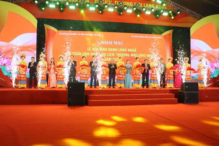 Xã Phú Xuyên: Ấn tượng, đặc sắc Khai mạc Lễ hội vinh danh làng nghề và tuần văn hoá - du lịch, thương mại làng nghề năm 2025- Ảnh 12.