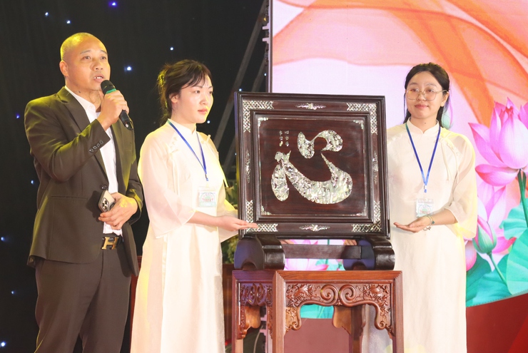 Xã Phú Xuyên: Ấn tượng, đặc sắc Khai mạc Lễ hội vinh danh làng nghề và tuần văn hoá - du lịch, thương mại làng nghề năm 2025- Ảnh 14.