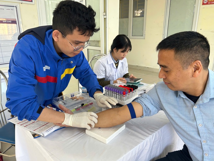 Trạm y tế xã Ứng Thiên phối hợp bệnh viện Medlatec tổ chức xét nghiệm miễn phí cho cán bộ, công chức xã- Ảnh 5.