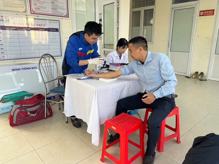 Trạm y tế xã Ứng Thiên phối hợp bệnh viện Medlatec tổ chức xét nghiệm miễn phí cho cán bộ, công chức xã- Ảnh 4.