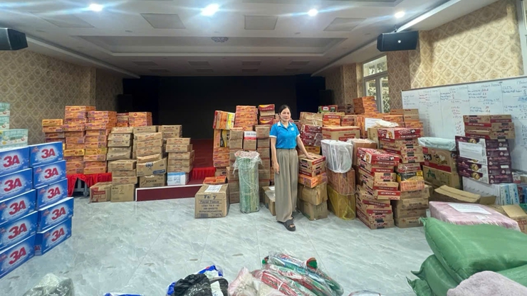 Cán bộ, hội viên phụ nữ xã Quang Minh chung tay ủng hộ đồng vào miền Trung - Tây Nguyên khắc phục hậu quả do mưa lũ- Ảnh 2.