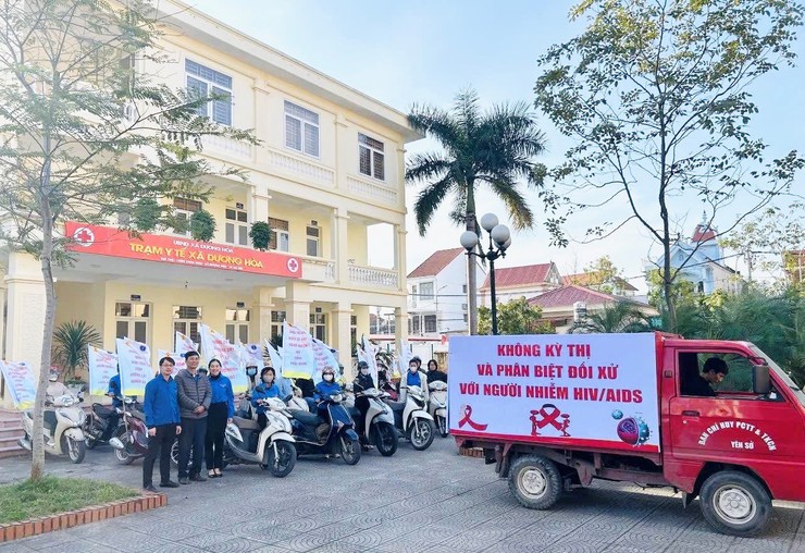 Xã Dương Hoà tuyên truyền lưu động hưởng ứng ngày Thế giới phòng chống HIV/AIDS - Ảnh 1.