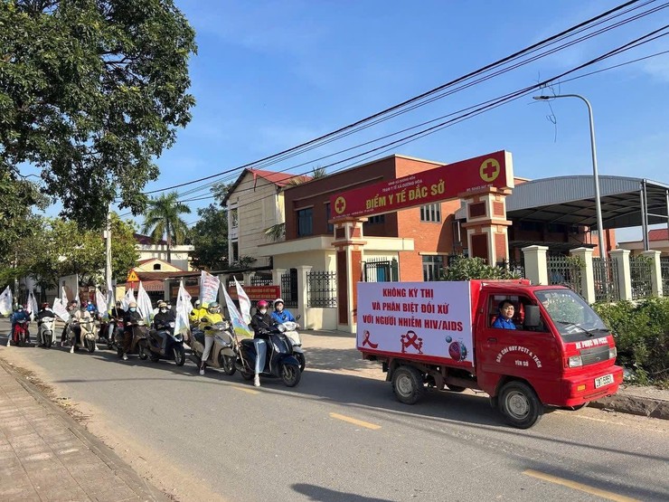 Xã Dương Hoà tuyên truyền lưu động hưởng ứng ngày Thế giới phòng chống HIV/AIDS - Ảnh 3.