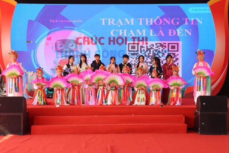 Cuộc thi “Tìm hiểu về Cải cách hành chính, Chuyển đổi số gắn với phát triển văn hóa, du lịch, thương mại, làng nghề” trên địa bàn xã Phú Xuyên.- Ảnh 8.