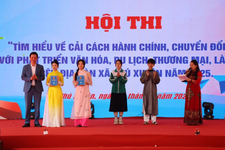 Cuộc thi “Tìm hiểu về Cải cách hành chính, Chuyển đổi số gắn với phát triển văn hóa, du lịch, thương mại, làng nghề” trên địa bàn xã Phú Xuyên.- Ảnh 13.