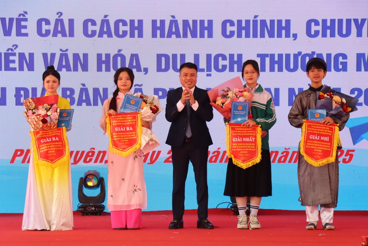 Cuộc thi “Tìm hiểu về Cải cách hành chính, Chuyển đổi số gắn với phát triển văn hóa, du lịch, thương mại, làng nghề” trên địa bàn xã Phú Xuyên.- Ảnh 12.