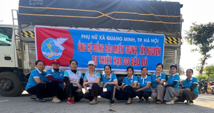Cán bộ, hội viên phụ nữ xã Quang Minh chung tay ủng hộ đồng vào miền Trung - Tây Nguyên khắc phục hậu quả do mưa lũ- Ảnh 1.