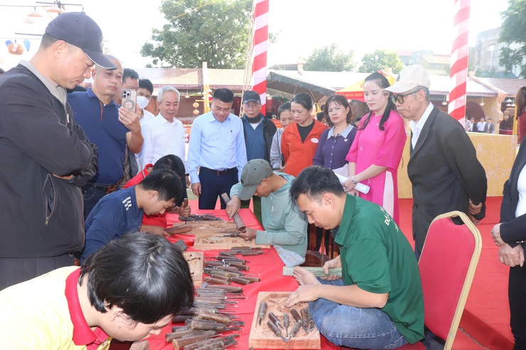 Hội thi trình diễn tay nghề nghệ nhân chạm khắc và thắt lưới năm 2025 – Tôn vinh tinh hoa làng nghề xã Phú Xuyên- Ảnh 3.