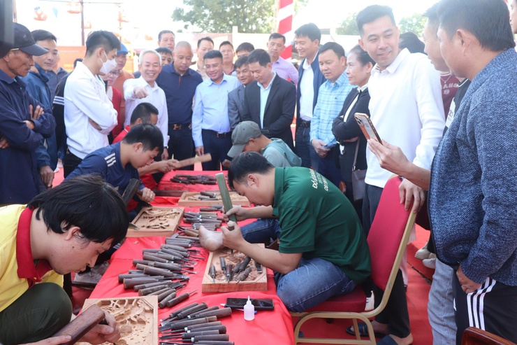 Hội thi trình diễn tay nghề nghệ nhân chạm khắc và thắt lưới năm 2025 – Tôn vinh tinh hoa làng nghề xã Phú Xuyên- Ảnh 4.