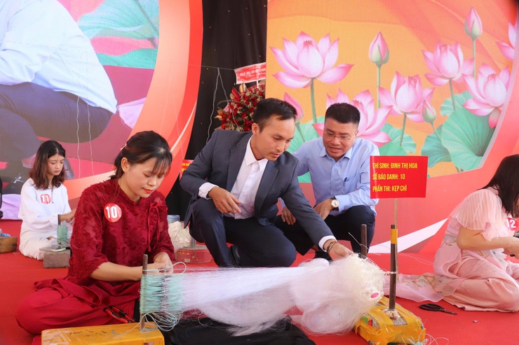 Hội thi trình diễn tay nghề nghệ nhân chạm khắc và thắt lưới năm 2025 – Tôn vinh tinh hoa làng nghề xã Phú Xuyên- Ảnh 6.