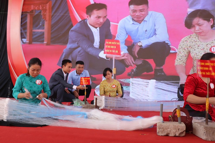 Hội thi trình diễn tay nghề nghệ nhân chạm khắc và thắt lưới năm 2025 – Tôn vinh tinh hoa làng nghề xã Phú Xuyên- Ảnh 5.